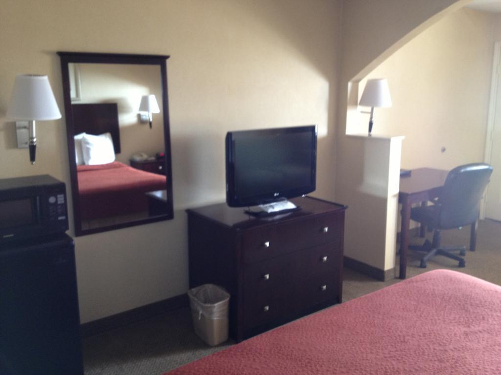 Quality Inn Carthage Room photo